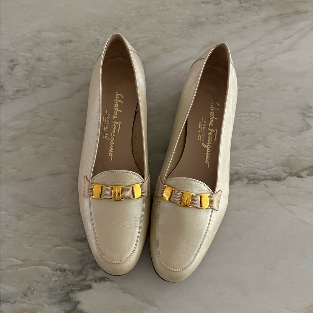 Salvatore Ferragamo Cream Flats with Gold Accent Loafers Vera Pump Style